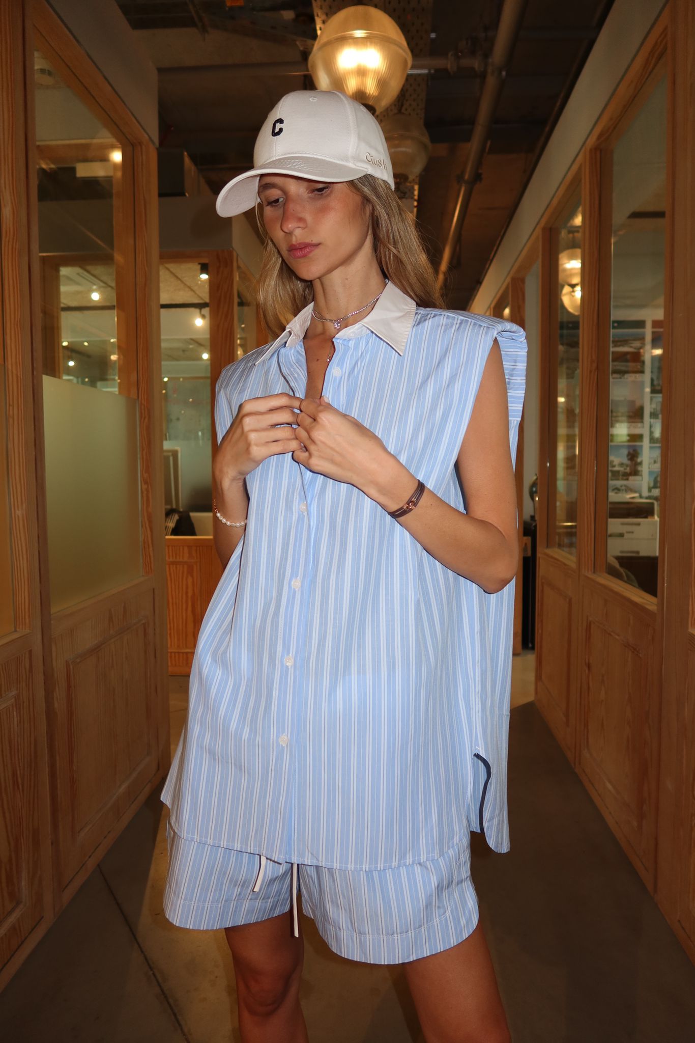 חולצת תום כחול